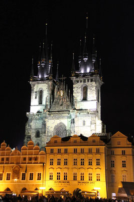 Vue nocturne de l’église Notre Dame de Týn à Prague