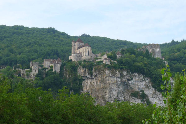 Saint-Cirq-Lapopie : Perché sur une falaise, c’est un des plus beaux villages de France
