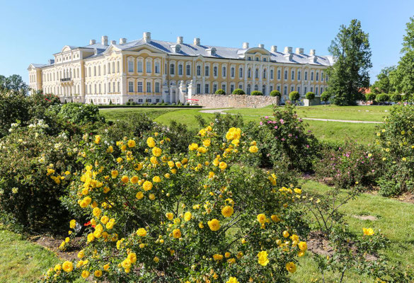 Château de Rundale vu de  ses jardins