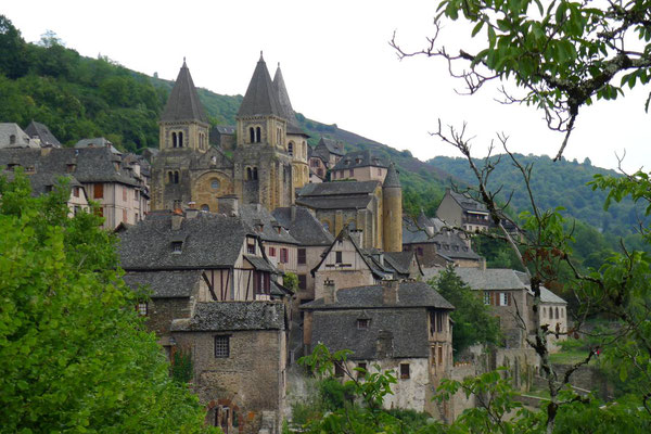Conques, l’abbaye enserrée par le village étiré à flanc de montagne