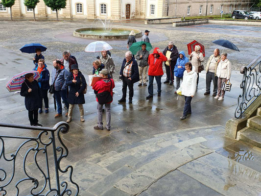 Une partie du groupe devant l'abbaye.