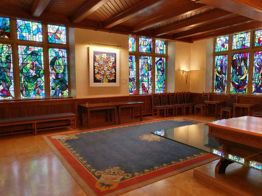 Vitraux de François Gillen à l'intérieur du Dënzelt.