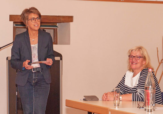 L'échevine Nathalie Morgenthaler remercie les Amitiés françaises au nom de la commune.
