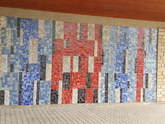 Mosaïque de François Gillen sur la façade de la morgue.