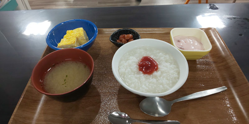 朝食（梅がゆ・玉子焼き・フルーチェ）