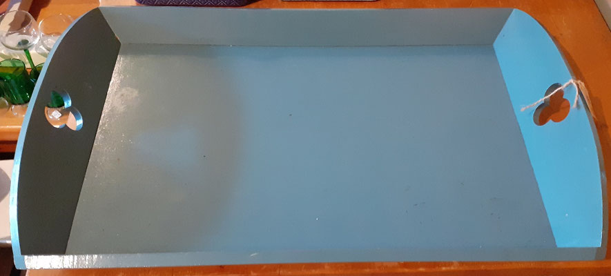305. Dienblad hout, blauw, 65 x 42 cm.  € 20.-