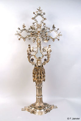 Altarkreuz als "Kreuz von Chambrun" bezeichnet : aus getriebenem, ziseliertem, zugeschnittenem und versilbertem Messing ; gegossenem, ziseliertem und versilbertem Bronze ; Champlevé Emaille ; Bergkristall und Glas - 19. Jahrhundert