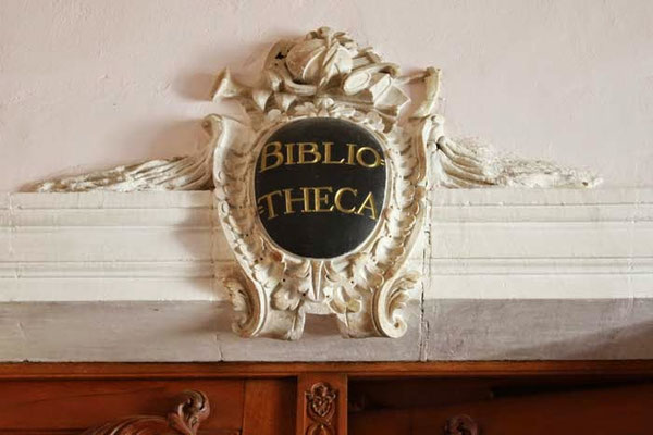Kartusche mit der Aufschrift "Bibliotheca" über dem Haupteingang der Bibliothek