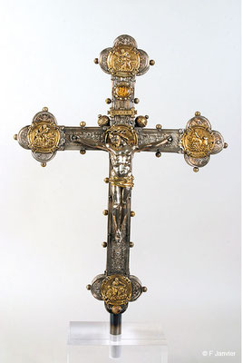 Reliquar und Prozessionskreuz als "Kreuz von Wassebourg" bezeichnet : aus ziseliertem Eichenholz ; geprägtem, getriebenem und vergoldetem Silber ; gegossenem Silber ; Perlen; Chalcedon und Achat - 1555