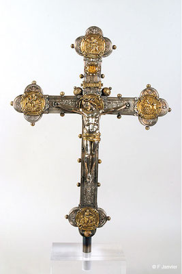 Reliquary and processional cross named "Cross of Wassebourg" : engraved oak wood ; embossed, chased and gilded silver ; molten silver ; pearls ; chalcedony and agate - 1555