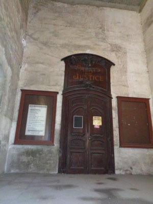 Porte d'entrée du tribunal donnant sur la salle des pas perdus