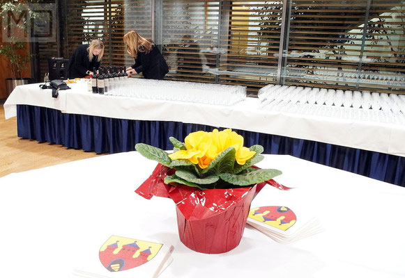 Blume auf einem Tisch,FOTO: MiO Made in Oldenburg®, www.miofoto.de