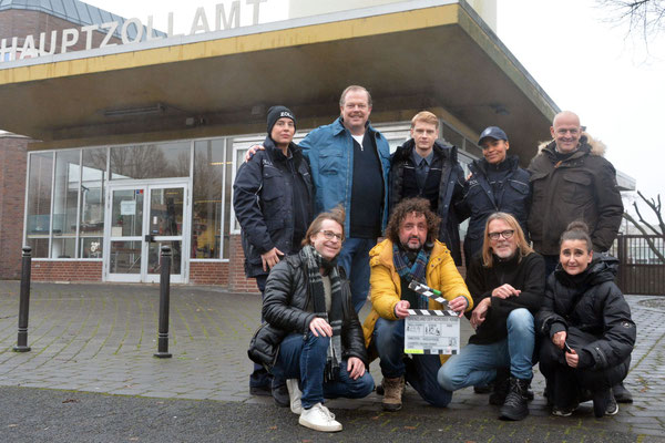 Radio Brvon links: Elena Uhlig, Bernd Hölscher,Lukas Zumbrock, Cynthia Micas, Nicolai Rohde  hockend von links: Christoph Menardi,Hamid Baroua, Hannes Hubach, Annette Strelow  FOTO: MiO Made in Oldenburg®, miofoto.de,Veranstaltungen, Konzerte Oldenburg,  