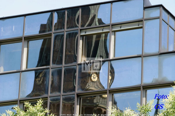 Kirche Oldenburg IM SPIEGEL; FOTO: MiO Made in Oldenburg®, miofoto.de Veranstaltungen & Konzerte nicht nur in Oldenburg,  Sport-,Konzert-,Event-& Fashionfotografie, Streetfoto