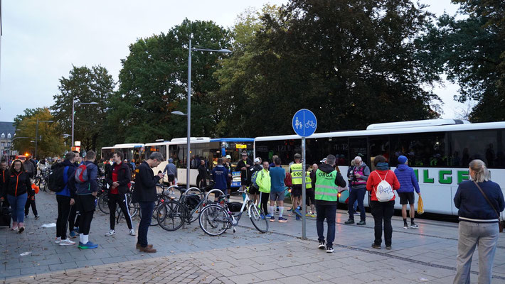 Abfahrt der Marathon Läufer zum Start, Oldenburg_Marathon_FOTO:_MiO_Made_in_Oldenburg®_www.MiOfoto