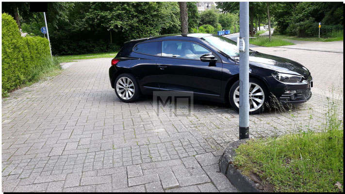 Mit demAuto auf dem Fußweg parken ! FOTO: MiO Made in Oldenburg®, miofoto.de  