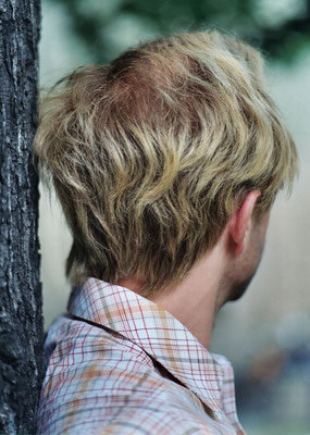 Perücke mit Seitenscheitel und blondierten Haaren