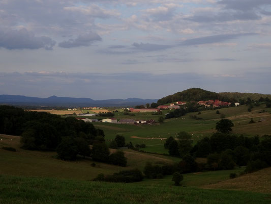 Montjustin avec les Vosges au fond. Vue de la route de Liévans à Autrey-lès-Cerre