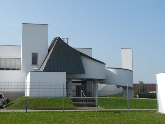 ヴィトラ社工場(フランク・ゲーリー) - 建築と街並みの備忘録 ヴィトラ社工場(フランク・ゲーリー) - 建築と街並みの備忘録