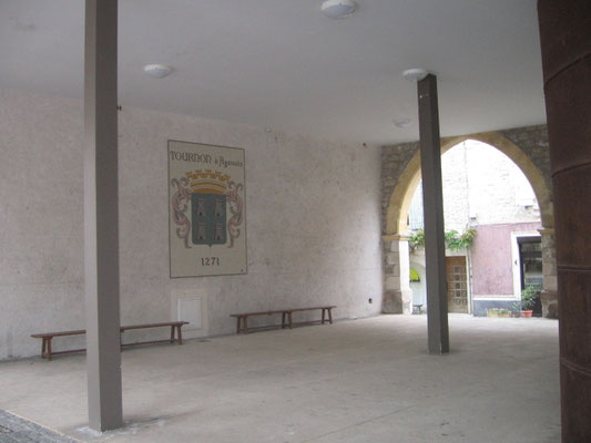 Vue depuis l'entrée du préau de la mairie