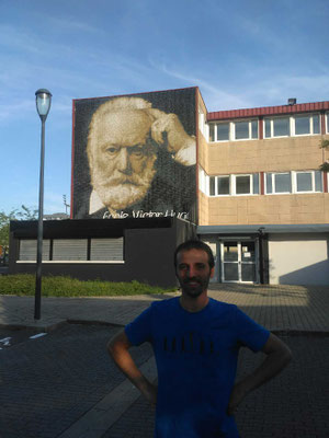 Renaud du 47, belle surprise, lors de son voyage à Bethune, devant le Victor Hugo réaliser par les L'Huillier dans les années 80