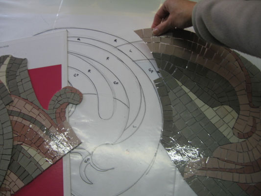 je le coupe et le range pour commencer le deuxième sur le même dessin retourné