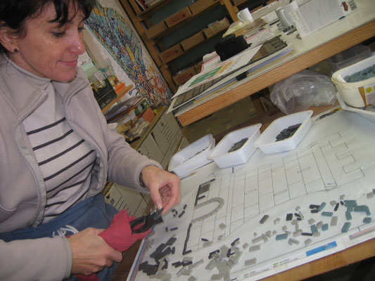 Maïly qui me photographie au travail à Fumel, c'est un peu penché...