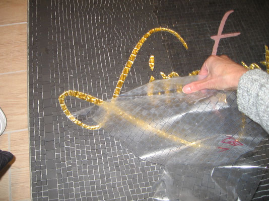 j'enleve la couche adhésive qui ne sert plus