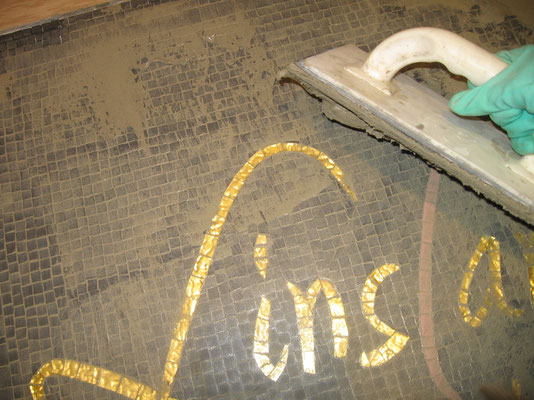 jointoiement de la mosaïque de sol