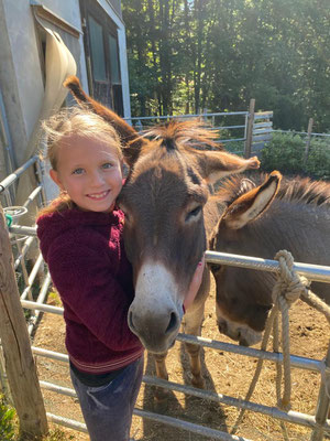 Foto von Natalie, Esel und Kinder machen einander glücklich.