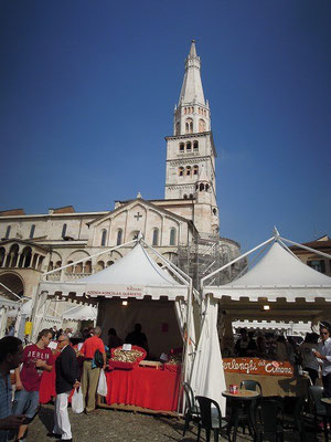 世界遺産モデナ大聖堂とその前の広場で行われていた市場