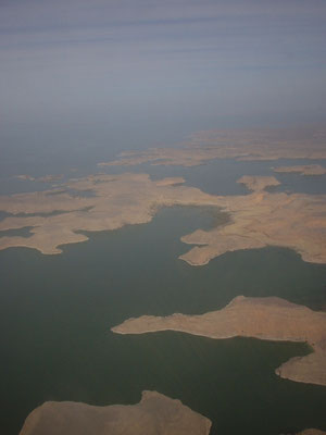 アスワンからアブシンベルへの飛行機からは長さ五百キロに及ぶ人造のナセル湖が見える