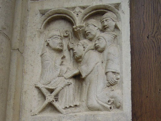 ボローニャの北にあるノナントラ修道院の彫刻。修道院建設の許可を与える法王。