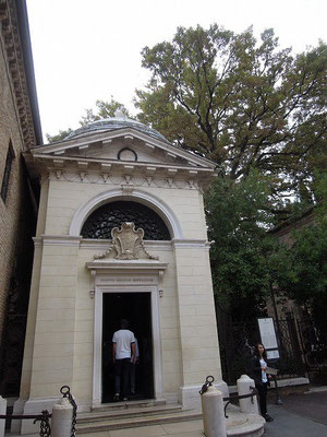 ラヴェンナで客死したダンテの墓