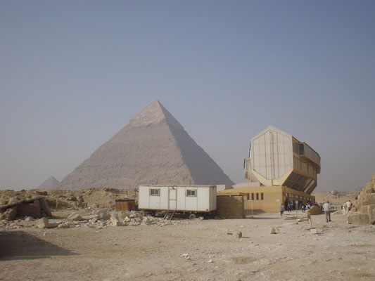 ギザのピラミッドとその近くから発見された「太陽の船」の博物館