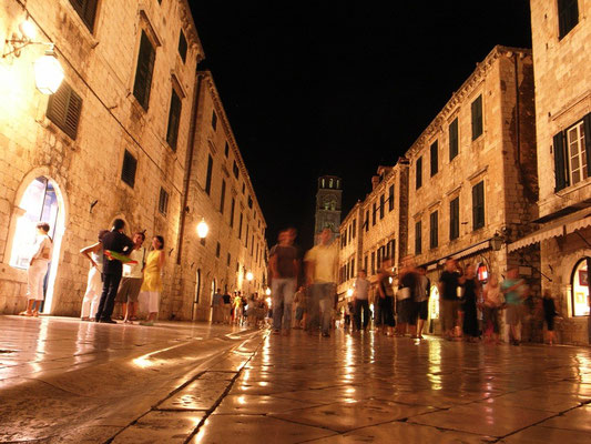 夜のドブロブニク旧市街。ホテルが近ければ、気軽に夜のお散歩へもでられます。