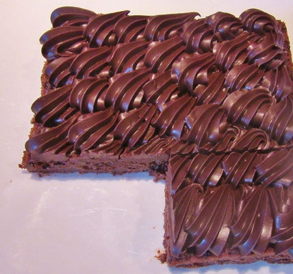 Découpe du brownie avec un couteau trempé dans l'eau chaude et essuyé 