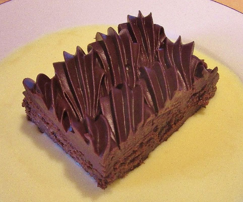Brownie brossard et son décor de ganache chocolat ,sauce anglaise 