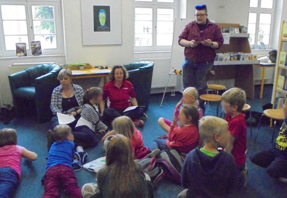 Einleitund zur Geschichte gelesen von Grit ( Lehrerin) Steffi (Mutter)