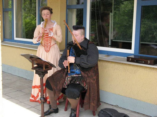 Anja Stolle an der Altblockflöte und ich beim Musikschulfest 2006