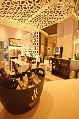 barras de bar  BARRA DE SILESTONE, PANEL COMPOSITE Y METACRILATO