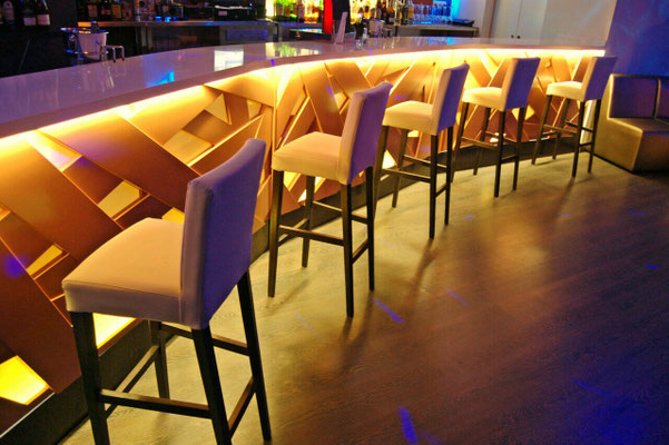 barras de bar  BARRA DE SILESTONE, MADERA Y METACRILATO
