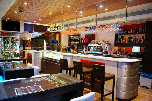 barras de bar  BARRA DE SILESTONE, MADERA Y CAPITONE
