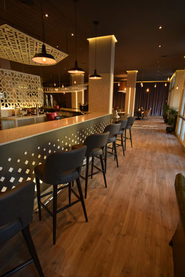 barras de bar  BARRA DE SILESTONE, PANEL COMPOSITE Y METACRILATO