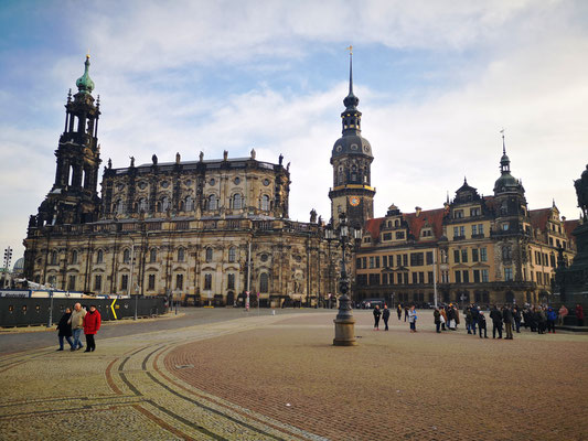 links im Bild: Die Katholische Hofkirche in Dresden, geweiht der heiligsten Dreifaltigkeit ist Kathedrale des Bistums Dresden-Meißen sowie eine Stadtpfarrkirche Dresdens.