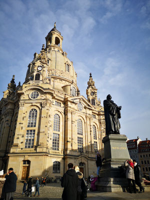 Die Frauenkirche in Dresden (ursprünglich Kirche Unserer Lieben Frau) ist eine evangelisch-lutherische Kirche des Barock und der prägende Monumentalbau des Dresdner Neumarkts.