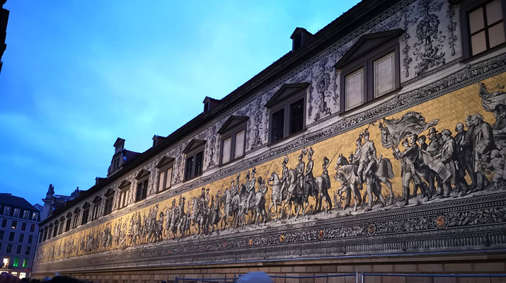 Der Fürstenzug stellt die Geschichte der Wettiner in Form eines Reiterzugs dar. Die Erneuerung des Fürstenzuges fand zwischen 1904 und 1907 statt, diesmal mit 24.000 Keramikfliesen aus der Porzellanmanufaktur Meißen.