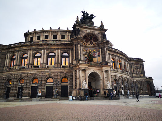 Die Semperoper in Dresden ist das Opernhaus der Sächsischen Staatsoper Dresden, die als Hof- und Staatsoper Sachsens eine lange geschichtliche Tradition hat