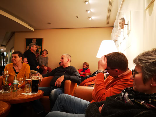 Viele trafen sich am Samstag abend noch zu einem Absacker in der Hotelbar.