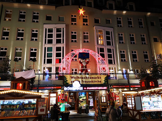 Weihnachtsmarkt an der Dresdner Frauenkirche